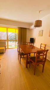 Apartamento relaxante com terraço e próximo da praia, no 2º andar