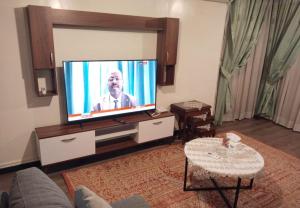 2 Bedrooms Spacious flat 7 mins to Airport