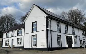 Faerdre Manor Large Holiday Home - Pont-Tyweli