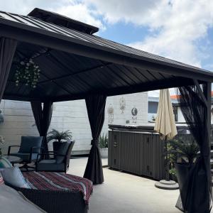 Tiny place w private hot jacuzzi 7 min to Miami international airport