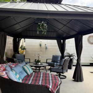 Tiny place w private hot jacuzzi 7 min to Miami international airport