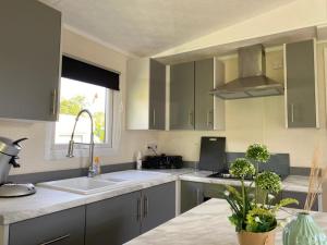 Natur pur, O4 neues Ferienhaus natureingebunden, Familien- und hundefreundlich eingezäunt