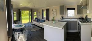 Natur pur, O4 neues Ferienhaus natureingebunden, Familien- und hundefreundlich eingezäunt