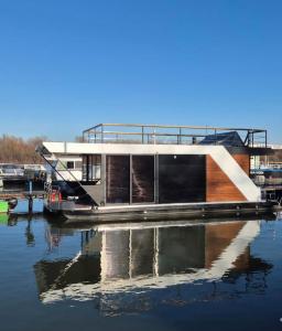Bright Room Houseboat