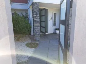 Two rooms with one queen size bed in each room one bathroom for the two rooms - 帕帕莫阿