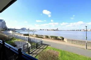 Unique 2-Bedroom accommodation with river views! - Plumstead