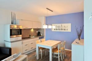 Apartment 12 - "Silbermöwe I" - Blickrichtung Yacht- und Binnenhafenoffenes Meer