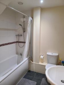 1 Bed Flat - Sleeps 4 - Parking - Wifi
