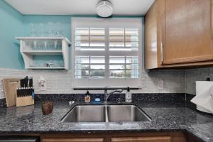 Newly renovated 2 beds 2 baths condo in St Pete Beach