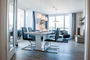 Apartment 9 "Am alten Leuchtturm", Blickrichtung Innenstadt, Binnenhafen West, seitlicher Meerblick, Hafenspitze