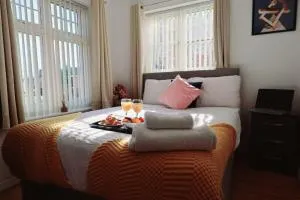 NEC - BHX - HS2 - 4 bed house - 3 bathrooms - Sleeps 8 - Free parking - Birmingham - Travel cot - Pets welcome - Kingshurst