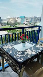 Sea Residence MOA - JULIZA STAYCATION