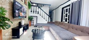 Chloes Homestay - Baguio Spacious 3BR Corner Rowhouse for Family & Friends Getaways