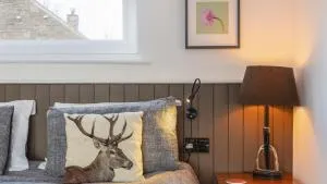 Burn Cottage - with Hot Tub - Sutton