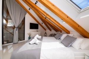 Apartments by the sea Pucisca, Brac - 23445