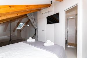 Apartments by the sea Pucisca, Brac - 23445