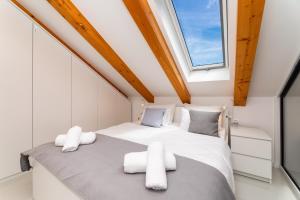 Apartments by the sea Pucisca, Brac - 23445