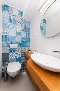 Apartments by the sea Pucisca, Brac - 23445