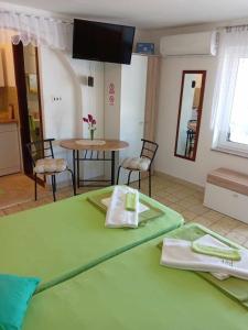 Apartments and rooms by the sea Martinscica, Cres - 23980