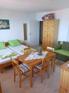 Apartments and rooms by the sea Martinscica, Cres - 23980