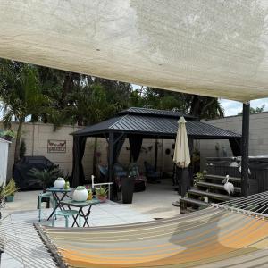 Tiny place w private hot jacuzzi 7 min to Miami international airport