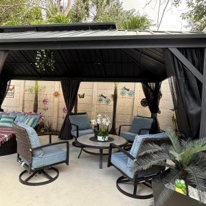 Tiny place w private hot jacuzzi 7 min to Miami international airport