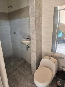 Casa con piscina cerca al aeropuerto