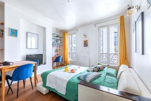 A terrace in the sun, cozy flat in Asnières