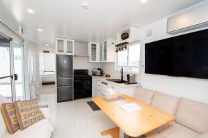 Aotearoa House Yomitan, BBQ, Pizza Oven