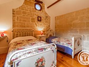 Maisons de vacances Gite charmant a Saint-Georges pres de Doue-en-Anjou - FR-1-622-98 : photos des chambres