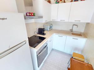 Grand studio climatisé avec terrasse près du centre et des plages - FR-1-196-374