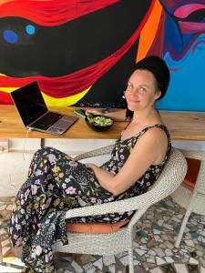 Half Orangee With cafe , Free Swimming Pool, Near Beach, Chapora Fort-Water Sports - Near to Hill Top -Best for Couples, Backpackers, Long stays, Coworking, Day-use with Game zone and summer vacation!!