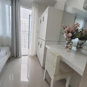 Overlooking City View Suite at Lynz staycation