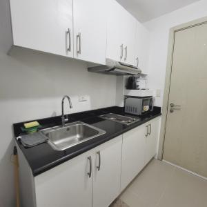 Overlooking City View Suite at Lynz staycation