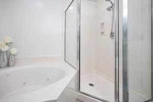 Phoenix on the Bay 1513 condo