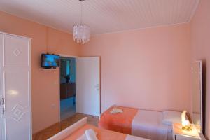 Apartment and Rooms Toka