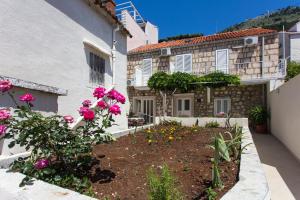 Apartment Jelena with terrace and balcony