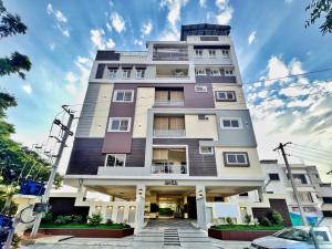 Cityscape Comfort - Stylish 3BHK Central Getaway