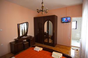 Apartment and Rooms Toka