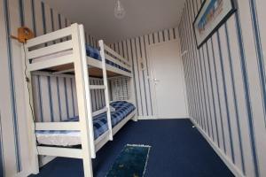 Spacious 3-bedroom apartment near the beach