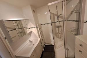 Spacious 3-bedroom apartment near the beach