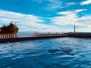 Petite maison avec accès piscine et jacuzzi chauffée
