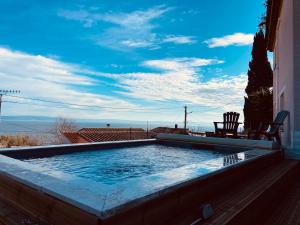 Petite maison avec accès piscine et jacuzzi chauffée