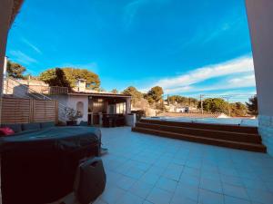 Petite maison avec accès piscine et jacuzzi chauffée