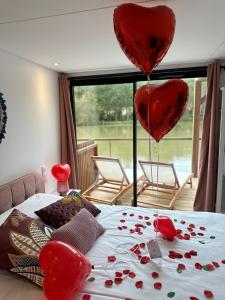 Lodges Cabanes sur l-eau - Domaine de Neuville : photos des chambres