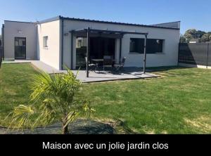 Maisons de vacances Location saisonniere Maen Roch : Maison 3 Chambres