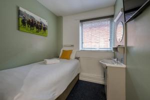 Budget Single Room with Shared Bathroom room in Stableside at York Racecourse