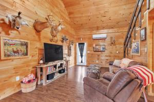 Hillside Hideaway cabin