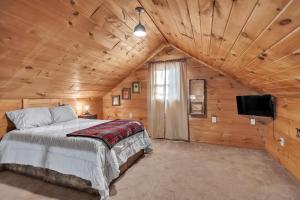 Hillside Hideaway cabin