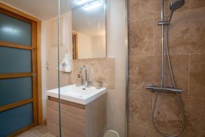 Villas Le Clos des Moriers 2 hours from Paris-Piscine-12 pers : photos des chambres